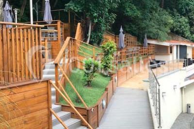 Miniature Location salle Lyon 9 (Rhône) - Hub de l'Ile Barbe #26 Cuisine professionnelle vide avec plans de travail en inox, évier, étagères ouvertes et réfrigérateurs en arrière-plan.