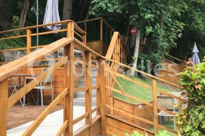 Miniature Location salle Lyon 9 (Rhône) - Hub de l'Ile Barbe #17 Cuisine professionnelle vide avec plans de travail en inox, évier, étagères ouvertes et réfrigérateurs en arrière-plan.