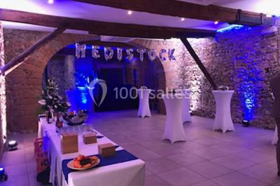 Miniature Location salle Lyon 9 (Rhône) - Hub de l'Ile Barbe #19 Cuisine professionnelle vide avec plans de travail en inox, évier, étagères ouvertes et réfrigérateurs en arrière-plan.