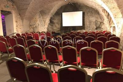 Miniature Location salle Lyon 9 (Rhône) - Hub de l'Ile Barbe #8 Cuisine professionnelle vide avec plans de travail en inox, évier, étagères ouvertes et réfrigérateurs en arrière-plan.