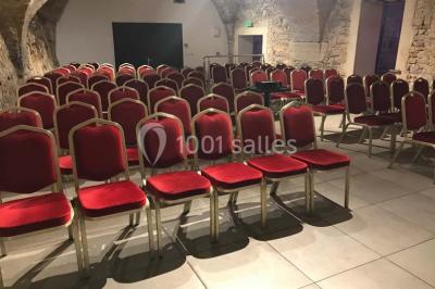 Miniature Location salle Lyon 9 (Rhône) - Hub de l'Ile Barbe #12 Cuisine professionnelle vide avec plans de travail en inox, évier, étagères ouvertes et réfrigérateurs en arrière-plan.