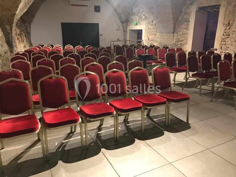 Location salle Lyon 9 (Rhône) - Hub de l'Ile Barbe #12 Salle voûtée avec des rangées de chaises rouges alignées, prête pour une réunion ou un événement.