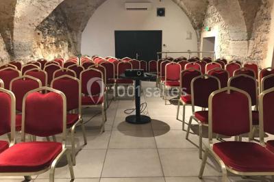 Miniature Location salle Lyon 9 (Rhône) - Hub de l'Ile Barbe #13 Cuisine professionnelle vide avec plans de travail en inox, évier, étagères ouvertes et réfrigérateurs en arrière-plan.