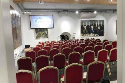 Miniature Location salle Lyon 9 (Rhône) - Hub de l'Ile Barbe #3 Cuisine professionnelle vide avec plans de travail en inox, évier, étagères ouvertes et réfrigérateurs en arrière-plan.