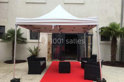 Miniature Location salle Lyon 9 (Rhône) - Hub de l'Ile Barbe #25 Cuisine professionnelle vide avec plans de travail en inox, évier, étagères ouvertes et réfrigérateurs en arrière-plan.