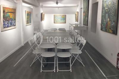 Miniature Location salle Lyon 9 (Rhône) - Hub de l'Ile Barbe #5 Cuisine professionnelle vide avec plans de travail en inox, évier, étagères ouvertes et réfrigérateurs en arrière-plan.