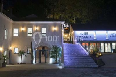 Miniature Location salle Lyon 9 (Rhône) - Hub de l'Ile Barbe #1 Cuisine professionnelle vide avec plans de travail en inox, évier, étagères ouvertes et réfrigérateurs en arrière-plan.