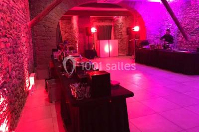 Miniature Location salle Lyon 9 (Rhône) - Hub de l'Ile Barbe #21 Cuisine professionnelle vide avec plans de travail en inox, évier, étagères ouvertes et réfrigérateurs en arrière-plan.