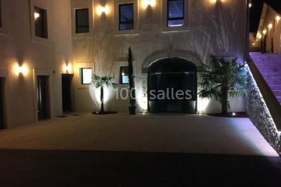 Miniature Location salle Lyon 9 (Rhône) - Hub de l'Ile Barbe #9 Cuisine professionnelle vide avec plans de travail en inox, évier, étagères ouvertes et réfrigérateurs en arrière-plan.