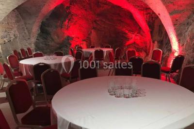 Miniature Location salle Lyon 9 (Rhône) - Hub de l'Ile Barbe #14 Cuisine professionnelle vide avec plans de travail en inox, évier, étagères ouvertes et réfrigérateurs en arrière-plan.