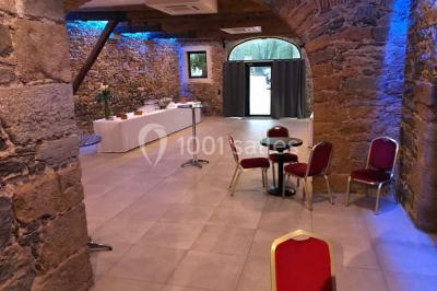 Miniature Location salle Lyon 9 (Rhône) - Hub de l'Ile Barbe #18 Cuisine professionnelle vide avec plans de travail en inox, évier, étagères ouvertes et réfrigérateurs en arrière-plan.