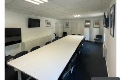 Miniature Location salle Lyon 9 (Rhône) - Hub de l'Ile Barbe #15 Cuisine professionnelle vide avec plans de travail en inox, évier, étagères ouvertes et réfrigérateurs en arrière-plan.