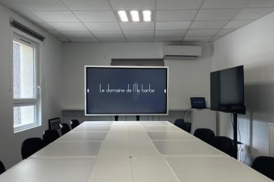 Miniature Location salle Lyon 9 (Rhône) - Hub de l'Ile Barbe #2 Cuisine professionnelle vide avec plans de travail en inox, évier, étagères ouvertes et réfrigérateurs en arrière-plan.