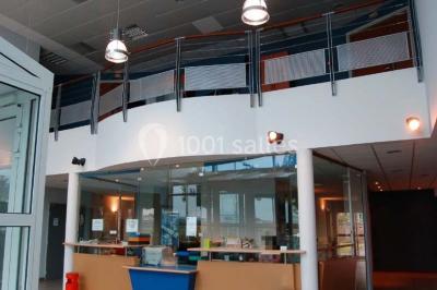 Miniature Location salle Rouen (Seine-Maritime) - Union Portuaire Rouennaise #17 Parking extérieur avec quelques voitures stationnées, entouré de bâtiments modernes et d'arbres alignés.