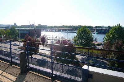 Miniature Location salle Rouen (Seine-Maritime) - Union Portuaire Rouennaise #15 Parking extérieur avec quelques voitures stationnées, entouré de bâtiments modernes et d'arbres alignés.