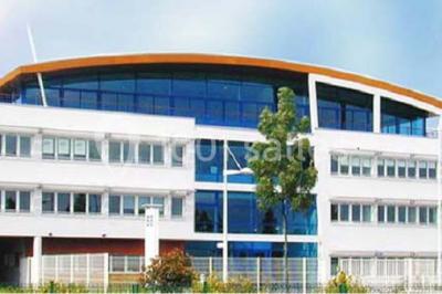 Miniature Location salle Rouen (Seine-Maritime) - Union Portuaire Rouennaise #7 Parking extérieur avec quelques voitures stationnées, entouré de bâtiments modernes et d'arbres alignés.