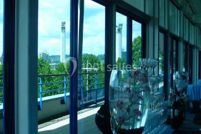 Miniature Location salle Rouen (Seine-Maritime) - Union Portuaire Rouennaise #9 Parking extérieur avec quelques voitures stationnées, entouré de bâtiments modernes et d'arbres alignés.