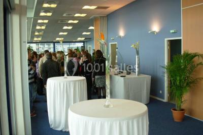 Miniature Location salle Rouen (Seine-Maritime) - Union Portuaire Rouennaise #14 Parking extérieur avec quelques voitures stationnées, entouré de bâtiments modernes et d'arbres alignés.