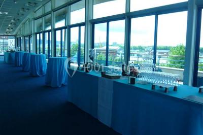 Miniature Location salle Rouen (Seine-Maritime) - Union Portuaire Rouennaise #10 Parking extérieur avec quelques voitures stationnées, entouré de bâtiments modernes et d'arbres alignés.