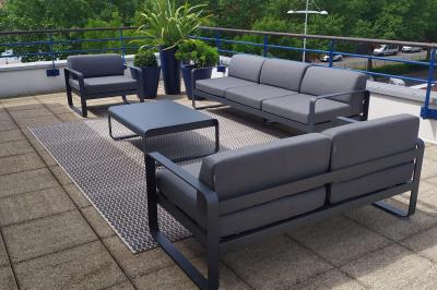 Miniature Location salle Rouen (Seine-Maritime) - Union Portuaire Rouennaise #12 Parking extérieur avec quelques voitures stationnées, entouré de bâtiments modernes et d'arbres alignés.