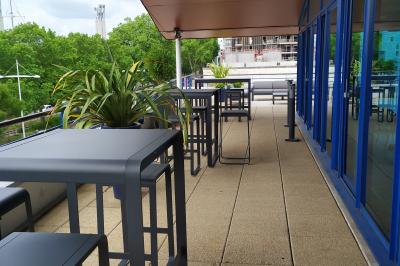 Miniature Location salle Rouen (Seine-Maritime) - Union Portuaire Rouennaise #11 Parking extérieur avec quelques voitures stationnées, entouré de bâtiments modernes et d'arbres alignés.