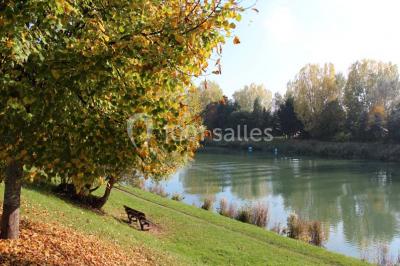 Miniature Location salle Saint-Maur-des-Fossés (Val-de-Marne) - Le Carré Marne #16 Borne photo interactive sur pied avec écran lumineux, placée à côté d'une mallette noire dans un environnement intérieur.