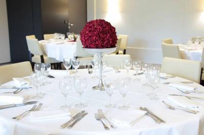 Miniature Location salle Saint-Maur-des-Fossés (Val-de-Marne) - Le Carré Marne #8 Borne photo interactive sur pied avec écran lumineux, placée à côté d'une mallette noire dans un environnement intérieur.