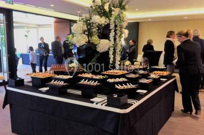 Miniature Location salle Saint-Maur-des-Fossés (Val-de-Marne) - Le Carré Marne #11 Borne photo interactive sur pied avec écran lumineux, placée à côté d'une mallette noire dans un environnement intérieur.