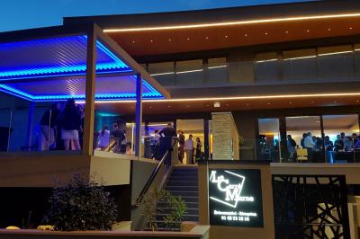 Miniature Location salle Saint-Maur-des-Fossés (Val-de-Marne) - Le Carré Marne #4 Borne photo interactive sur pied avec écran lumineux, placée à côté d'une mallette noire dans un environnement intérieur.