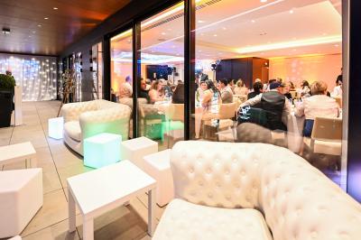 Miniature Location salle Saint-Maur-des-Fossés (Val-de-Marne) - Le Carré Marne #5 Borne photo interactive sur pied avec écran lumineux, placée à côté d'une mallette noire dans un environnement intérieur.