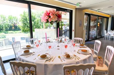 Miniature Location salle Saint-Maur-des-Fossés (Val-de-Marne) - Le Carré Marne #2 Borne photo interactive sur pied avec écran lumineux, placée à côté d'une mallette noire dans un environnement intérieur.