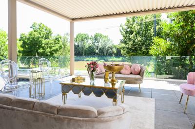 Miniature Location salle Saint-Maur-des-Fossés (Val-de-Marne) - Le Carré Marne #6 Borne photo interactive sur pied avec écran lumineux, placée à côté d'une mallette noire dans un environnement intérieur.