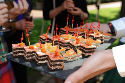 Miniature Location salle Saint-Maur-des-Fossés (Val-de-Marne) - Le Carré Marne #7 Borne photo interactive sur pied avec écran lumineux, placée à côté d'une mallette noire dans un environnement intérieur.
