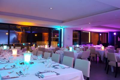 Miniature Location salle Saint-Maur-des-Fossés (Val-de-Marne) - Le Carré Marne #10 Borne photo interactive sur pied avec écran lumineux, placée à côté d'une mallette noire dans un environnement intérieur.