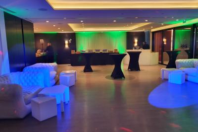 Miniature Location salle Saint-Maur-des-Fossés (Val-de-Marne) - Le Carré Marne #13 Borne photo interactive sur pied avec écran lumineux, placée à côté d'une mallette noire dans un environnement intérieur.