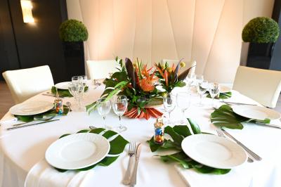 Miniature Location salle Saint-Maur-des-Fossés (Val-de-Marne) - Le Carré Marne #17 Borne photo interactive sur pied avec écran lumineux, placée à côté d'une mallette noire dans un environnement intérieur.