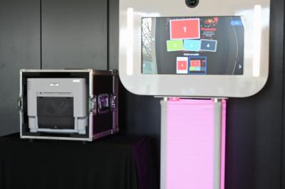 Miniature Location salle Saint-Maur-des-Fossés (Val-de-Marne) - Le Carré Marne #20 Borne photo interactive sur pied avec écran lumineux, placée à côté d'une mallette noire dans un environnement intérieur.