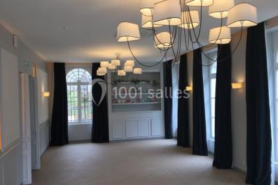 Miniature Location salle Cormeilles-en-Vexin (Val-d'Oise) - Domaine des Cormellas #8 Véhicule tout-terrain rouge stationné sur des marches en pierre devant un bâtiment avec de grandes fenêtres.