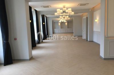 Miniature Location salle Cormeilles-en-Vexin (Val-d'Oise) - Domaine des Cormellas #11 Véhicule tout-terrain rouge stationné sur des marches en pierre devant un bâtiment avec de grandes fenêtres.