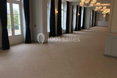 Miniature Location salle Cormeilles-en-Vexin (Val-d'Oise) - Domaine des Cormellas #12 Véhicule tout-terrain rouge stationné sur des marches en pierre devant un bâtiment avec de grandes fenêtres.