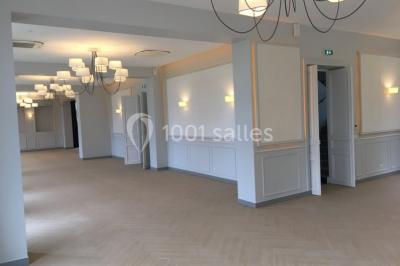 Miniature Location salle Cormeilles-en-Vexin (Val-d'Oise) - Domaine des Cormellas #20 Véhicule tout-terrain rouge stationné sur des marches en pierre devant un bâtiment avec de grandes fenêtres.