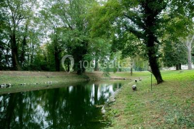 Miniature Location salle Cormeilles-en-Vexin (Val-d'Oise) - Domaine des Cormellas #6 Véhicule tout-terrain rouge stationné sur des marches en pierre devant un bâtiment avec de grandes fenêtres.