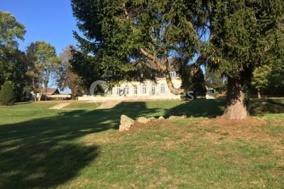 Miniature Location salle Cormeilles-en-Vexin (Val-d'Oise) - Domaine des Cormellas #4 Véhicule tout-terrain rouge stationné sur des marches en pierre devant un bâtiment avec de grandes fenêtres.