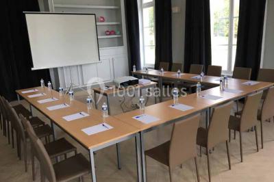 Miniature Location salle Cormeilles-en-Vexin (Val-d'Oise) - Domaine des Cormellas #3 Véhicule tout-terrain rouge stationné sur des marches en pierre devant un bâtiment avec de grandes fenêtres.