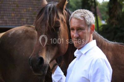 Miniature Location salle Cormeilles-en-Vexin (Val-d'Oise) - Domaine des Cormellas #25 Véhicule tout-terrain rouge stationné sur des marches en pierre devant un bâtiment avec de grandes fenêtres.