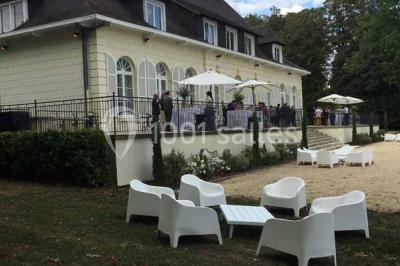 Miniature Location salle Cormeilles-en-Vexin (Val-d'Oise) - Domaine des Cormellas #16 Véhicule tout-terrain rouge stationné sur des marches en pierre devant un bâtiment avec de grandes fenêtres.