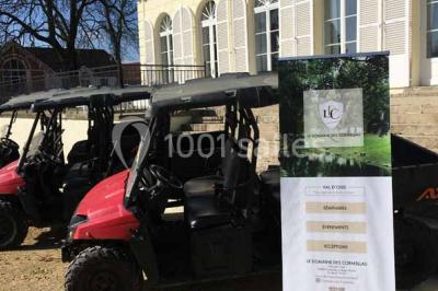 Miniature Location salle Cormeilles-en-Vexin (Val-d'Oise) - Domaine des Cormellas #22 Véhicule tout-terrain rouge stationné sur des marches en pierre devant un bâtiment avec de grandes fenêtres.