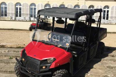 Miniature Location salle Cormeilles-en-Vexin (Val-d'Oise) - Domaine des Cormellas #26 Véhicule tout-terrain rouge stationné sur des marches en pierre devant un bâtiment avec de grandes fenêtres.