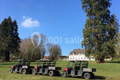 Miniature Location salle Cormeilles-en-Vexin (Val-d'Oise) - Domaine des Cormellas #21 Véhicule tout-terrain rouge stationné sur des marches en pierre devant un bâtiment avec de grandes fenêtres.
