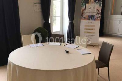 Miniature Location salle Cormeilles-en-Vexin (Val-d'Oise) - Domaine des Cormellas #13 Véhicule tout-terrain rouge stationné sur des marches en pierre devant un bâtiment avec de grandes fenêtres.